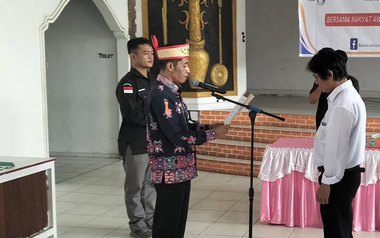 Bawaslu Barito Selatan Lantik 1 Orang Anggota PAW Panwascam