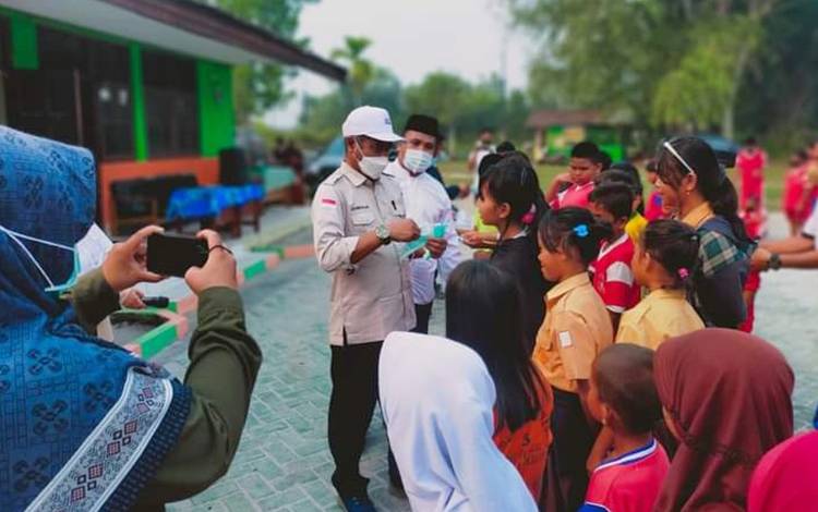 Penerapan Surat Edaran, Kadisdik Kunjungi SDN 3 Petuk Katimpun