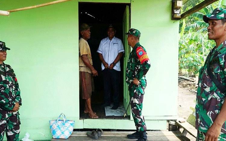 Dansatgas Pastikan Bangunan Bedah Rumah Progrm TMMD Kapuas Layak Huni