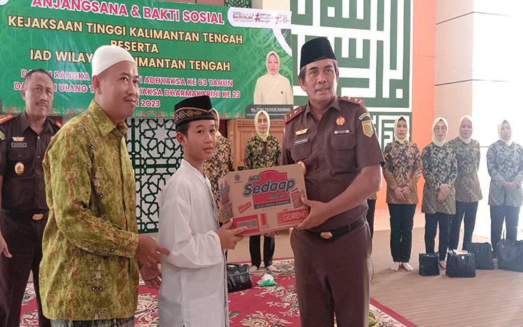 Kajati Kalteng Laksanakan Anjangsana dan Bakti Sosial di Pesantren Nurul Hijrah?