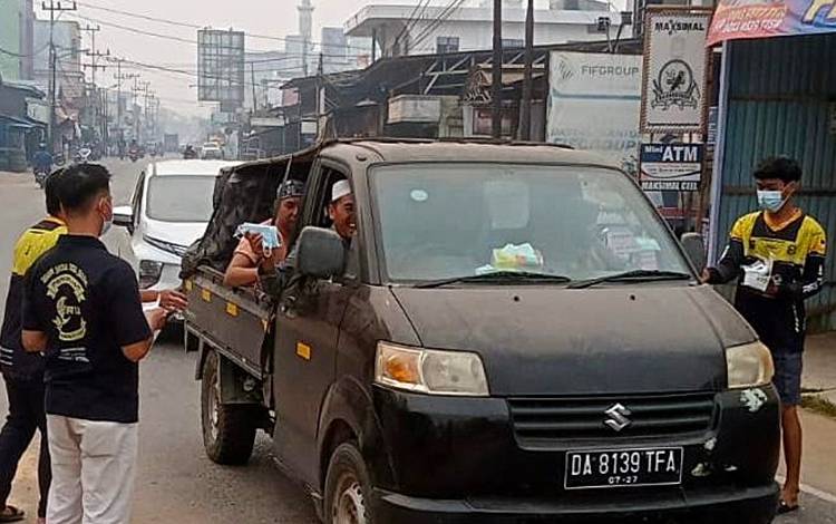 Kabut Asap Mulai Kepung Kota Ampah, Relawan PMK Peru Bagikan Masker ke Pengguna Jalan