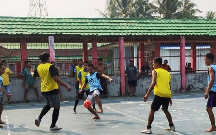 WBP Rutan Kapuas Tingkatkan Kesehatan Jasmani dengan Olahraga Futsal dan Voli