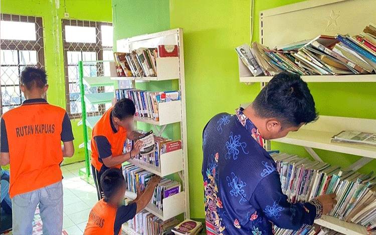Petugas Rutan Kapuas Ajak WBP ke Perpustakaan Giatkan Semangat Membaca