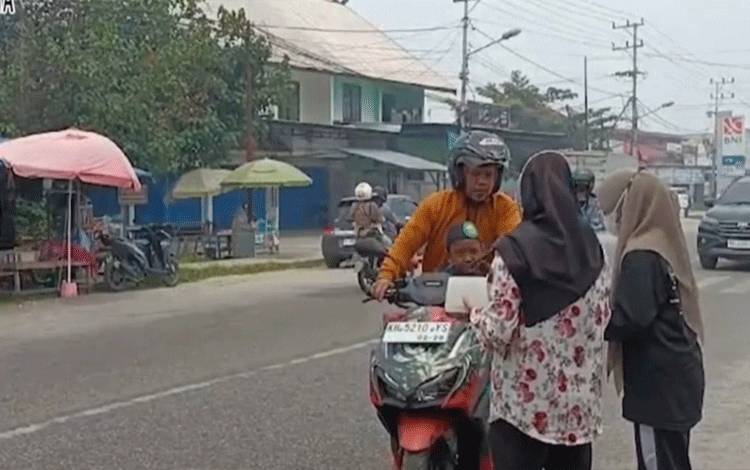 Kabut Asap, Bappedalitbang Palangka Raya Bagikan Masker Terhadap Pengguna Jalan