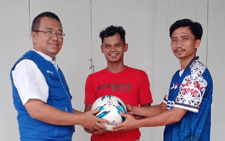 Karang Taruna Gunung Mas Beri Bantuan Bola Sepak kepada Pemuda