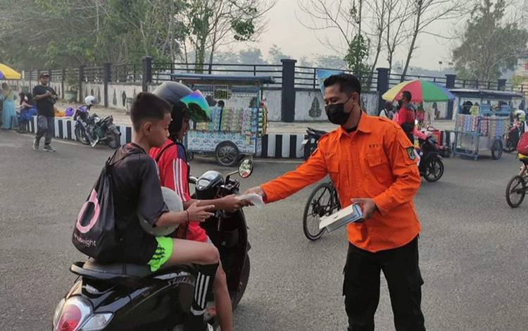 Satgas Karhutla Kapuas Kembali Bagikan Masker Kepada Warga