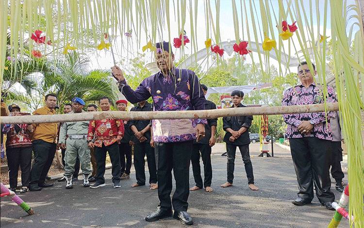 Lawang Sakepeng dan Potong Pantan Sambut Pj Bupati Seruyan