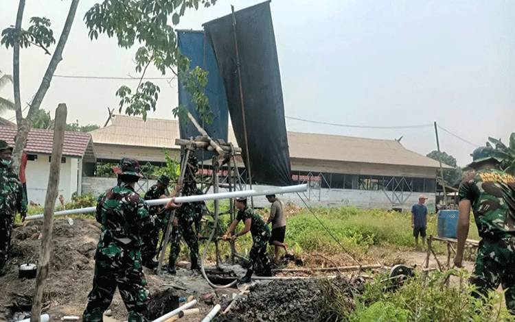 Bantu Penuhi Kebutuhan Air Warga, Satgas TMMD Kodim Kapuas Bikin Sumur Bor