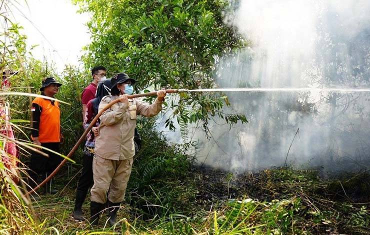 Pj Bupati Lamandau Ikut Padamkan Kebakaran Lahan