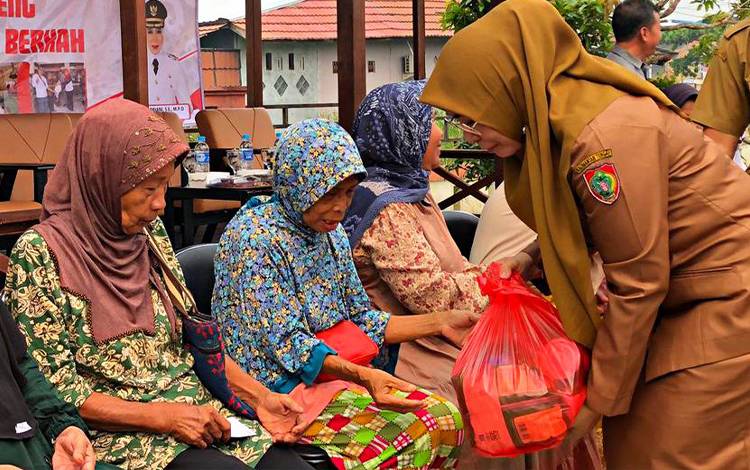 PJ Bupati Pulang Pisau Serahkan Sembako Bersubsidi untuk Masyarakat Kecamatan Kahayan Hilir