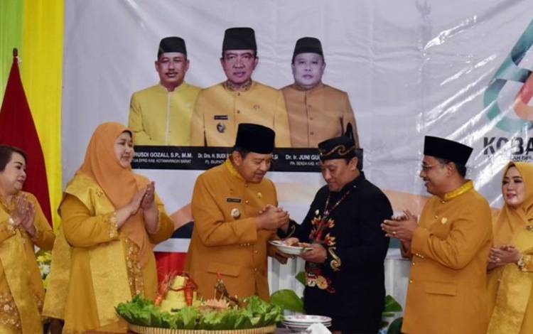 Ciptakan Momentum Kebersamaan, Pemkab Kobar Gelar Tradisi 'Betomu Menyadi Salaman'