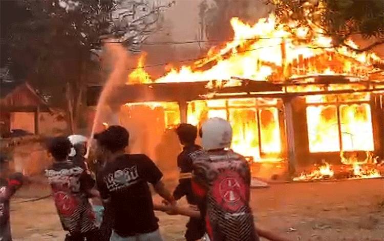 Dua Rumah di Desa Rodok Barito Timur Terbakar