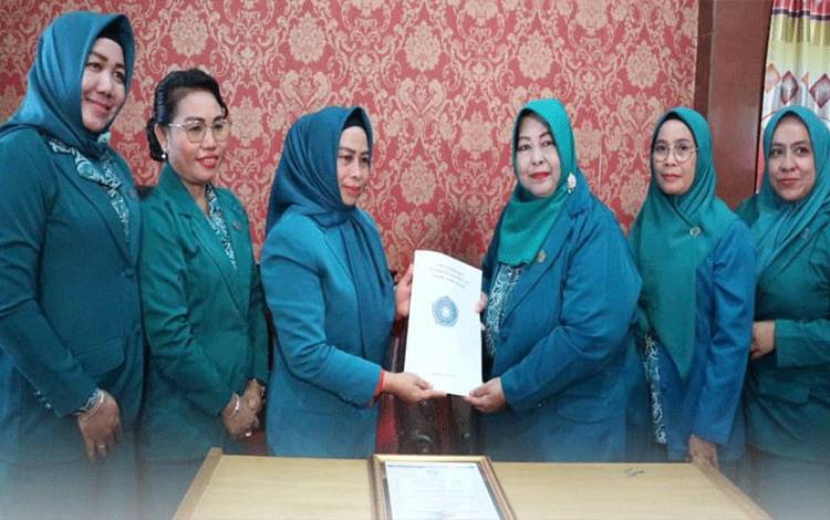 Jabatan Ketua TP PKK Seruyan di Serah Terimakan