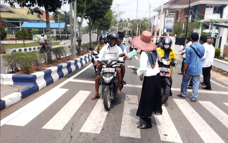 Pemkab Barito Utara Bagi Masker Sambil Ingatkan 4 Bahaya ini