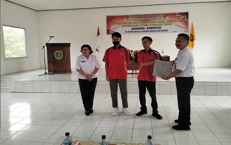 Disnakertrans Kalteng Berikan Pelatihan Komputer