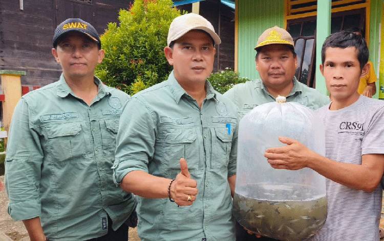 Pemkab Gunung Mas Beri Bantuan Ribuan Benih Ikan Patin kepada Pembudidaya Ikan