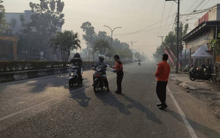 Legislator Kapuas Ini Apresiasi Satgas Bagikan Masker Kepada Masyarakat