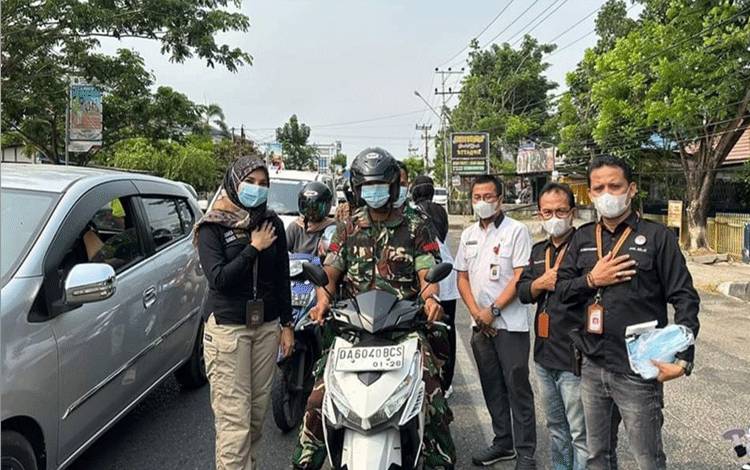 Sambil Berbagi Masker, KPU Kapuas Bersama Badan Adhoc Sosialisasikan Pemilu 2024