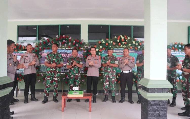 Momen HUT ke-78 TNI, Wakapolres Kobar Beri Kejutan untuk Kodim 1014 Pangkalan Bun