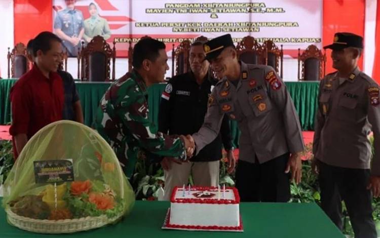 Beri Kejutan HUT ke-78 TNI, Jajaran Polres Kapuas Datangi Kodim dan Pos TNI AL