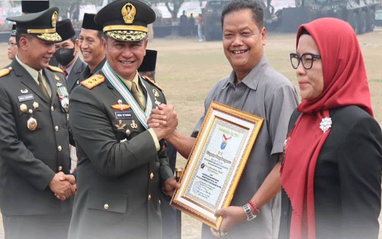 Pj Bupati Seruyan Terima Penghargaan saat HUT TNI ke-78