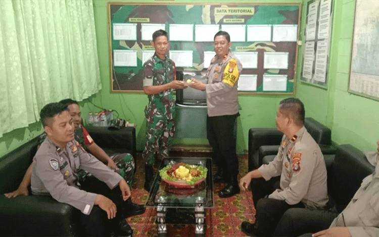 Momen HUT ke-78 TNI, Koramil Kapuas Hulu Dapat Kejutan dari Polsek
