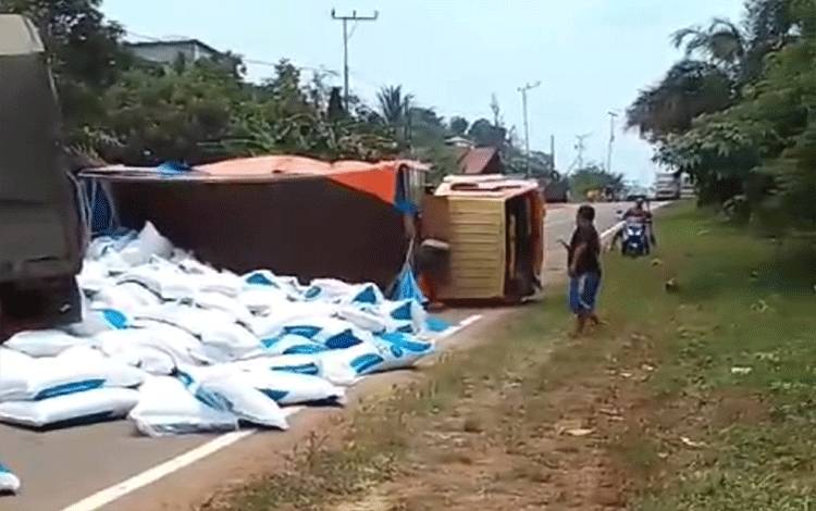 Tidak Kuat Menanjak, Truk Bermuatan Terguling dan Hantam Kendaraan di Belakangnya