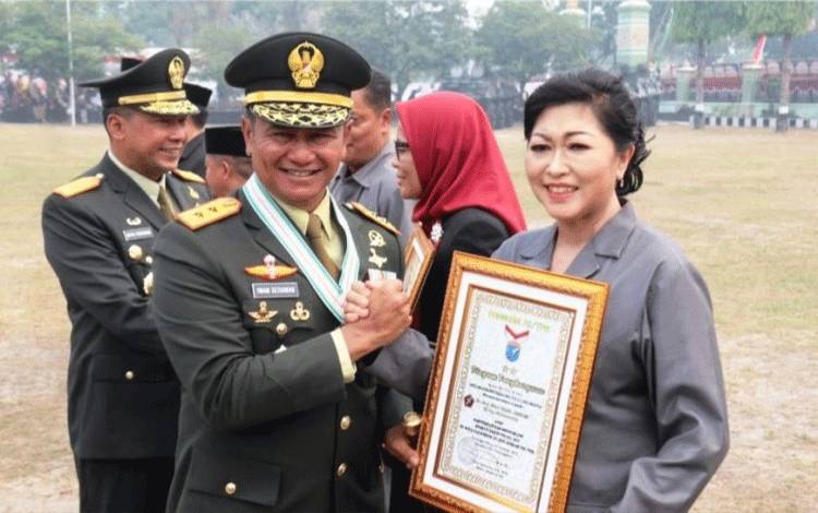 Pj Bupati Lamandau Terima Piagam dari Pangdam Tanjungpura