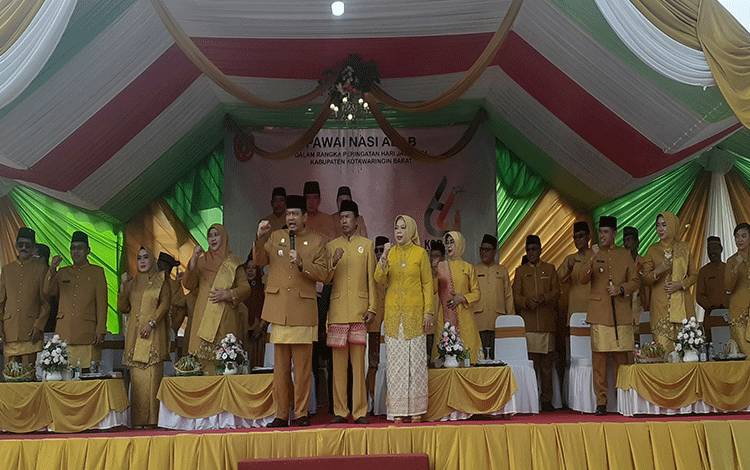 Pj Bupati Kobar Buka Pawai Nasi Adab dan Budaya