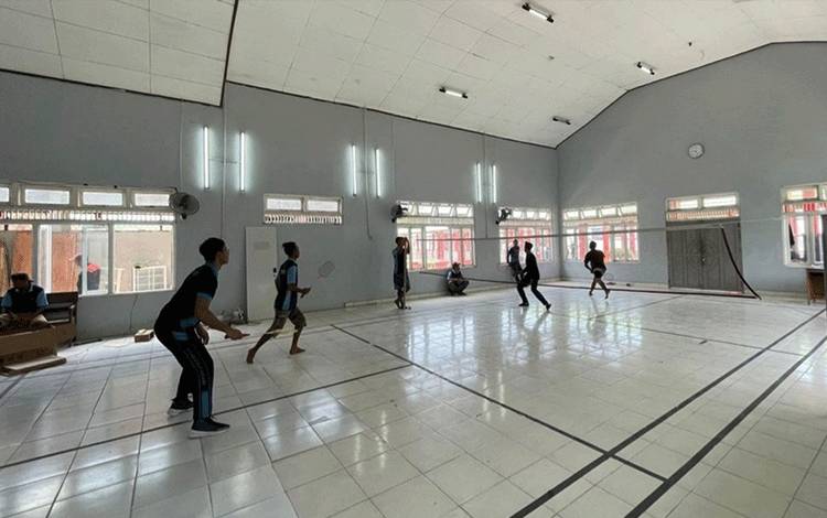 WBP dan Pegawai di Rutan Kapuas Olahraga Bulutangkis Tingkatkan Kesehatan Jasmani?