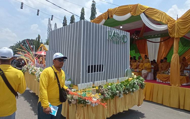 Jajaran CBI Group Tidak Mau Ketinggalan Ikuti Pawai Nasi Adab HUT ke-64 Kabupaten Kobar