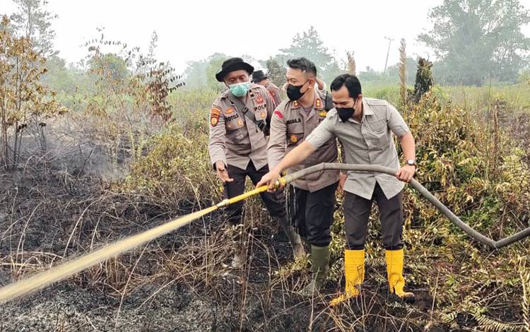 Ketua DPRD Pulang Pisau Ikut Padamkan Karhutla di Desa Tanjung Taruna