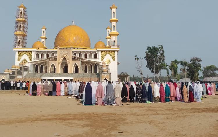 Masyarakat Sukamara Gelar Salat Istisqa Minta Hujan