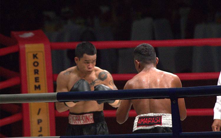 Eyger Sing Memukau Penonton, Tumbangkan Paul Rassi di Kejuaraan Tinju Palangka Raya Boxing Big Fight