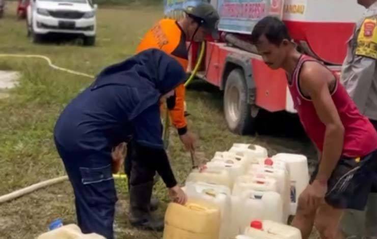 Karang Taruna dan BPBD Lamandau Salurkan Air Bersih