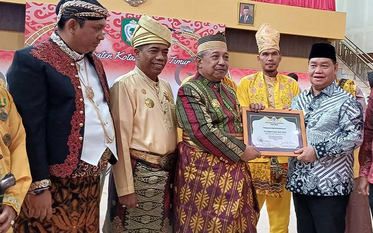 Bupati Kotim Mendapat Gelar Kanjeng Raden Tumenggung Harya Praja Winata