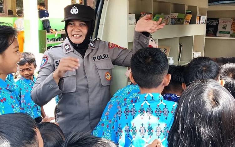 Kapolres Lamandau Ajak Pelajar Tingkatkan Literasi  ?