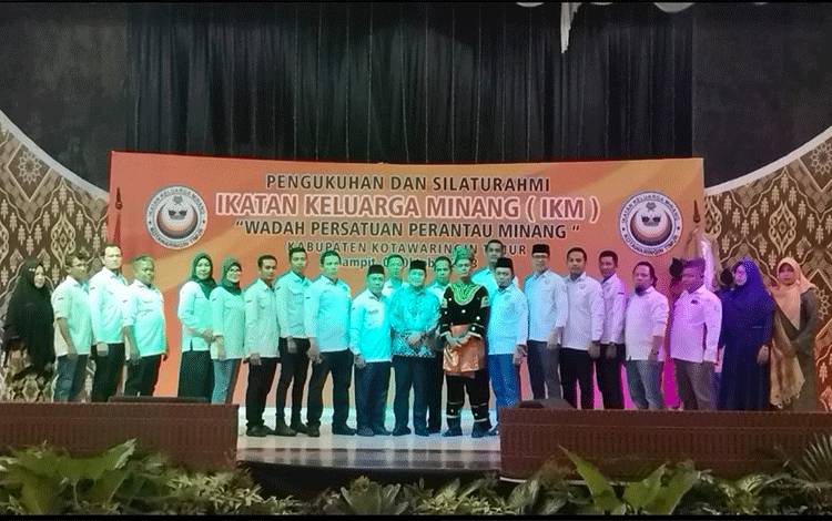Bupati Kotim Kukuhkan Ikatan Keluarga Minang di Kotim