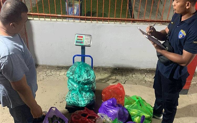Petugas Rutan Kelas IIB Kapuas Lakukan Pengecekan Bahan Makanan?