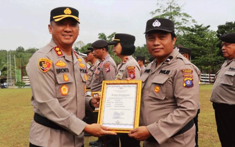 Kapolres Lamandau Berikan Penghargaan Kepada Personel Berprestasi