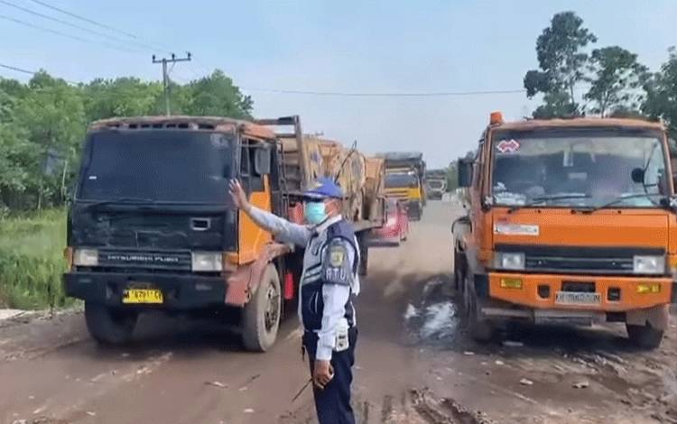 Tim Gatur Dishub Palangka Raya Lakukan Normalisasi dan Pengaturan Lalu Lintas di Kameloh Baru