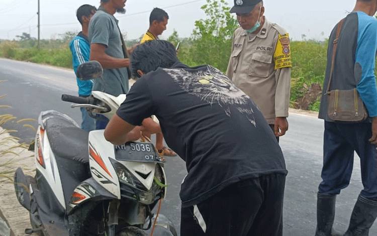 Warga Menteng Palangka Raya Temukan Motor Tak Bertuan di dalam Parit