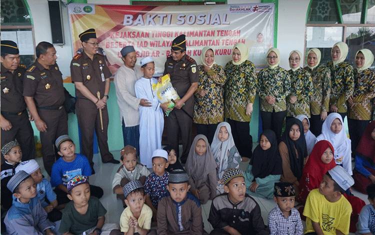 Kajati dan Rombongan Sambangi Anak Panti Asuhan di Kabupaten Gunung Mas