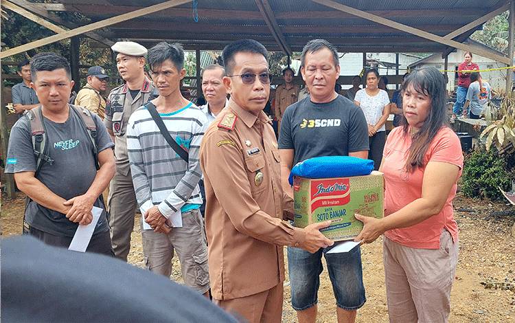 Tinjau Lokasi Kebakaran di Konut, Pj Bupati Murung Raya Serahkan Bantuan