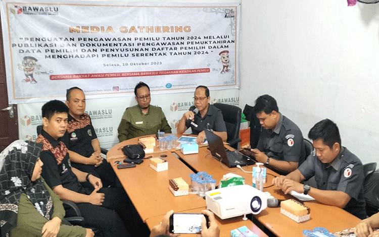 Bawaslu Barito Selatan Gelar Media Gathering Penguatan Pengawasan Pemilu