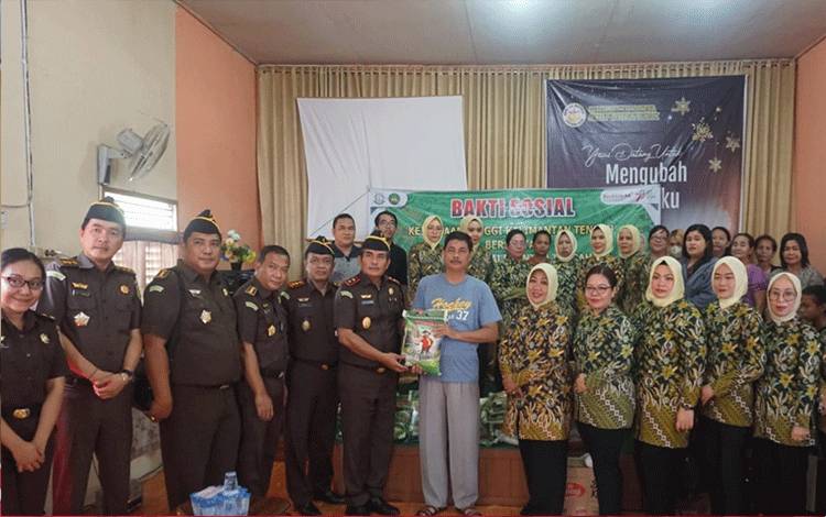 Kajati Kalteng Kunjungi Panti Asuhan Darur Rahmah dan Gereja Bethel di Buntok