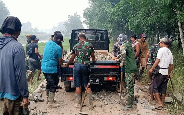Pengerjaan Peningkatan Jalan Program TMMD ke-118 di Desa Sidorejo Hampir Rampung