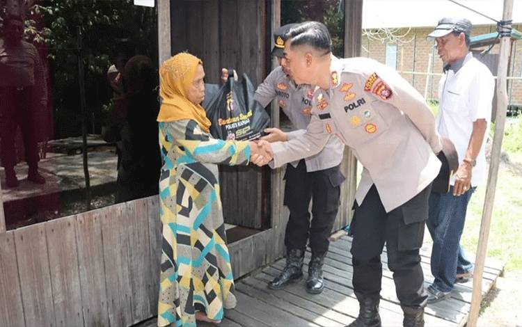 Kapolres Kapuas Beri Bantuan Sembako Kepada Warga di Pulau Petak