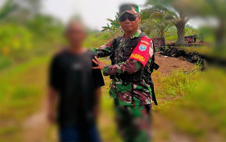 Sempat Kejar-Kejaran, Anggota TNI Tangkap Pelaku Pembakar Lahan