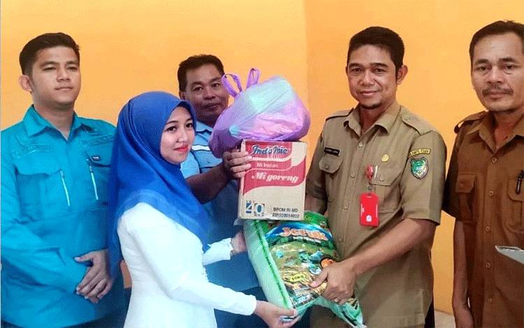 Dinas Sosial PMD Barito Utara Salurkan Bantuan Korban Kebakaran